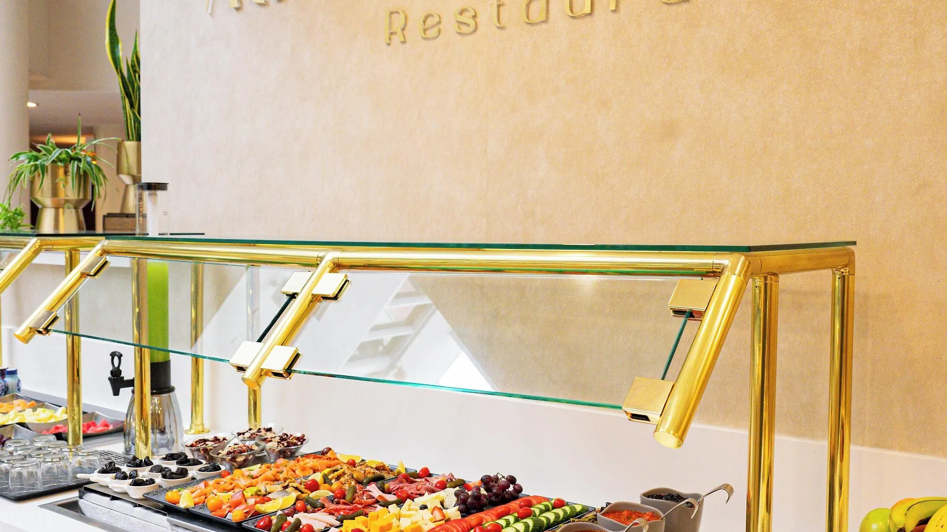 ホテル ザ ウェスティン トロント エアポート 4*,